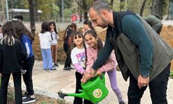 Zonguldak’ta ilkokul öğrencileri fidan dikti