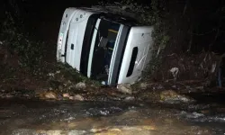 Devrek’te minibüs kontrolden çıkıp dereye düştü