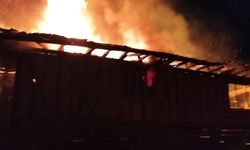Kastamonu’da iki katlı ahşap ev kül oldu