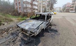 Alev topuna dönen otomobilden geriye demir yığını kaldı