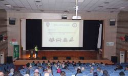 Gerede'de polis ekipleri vatandaşları ve öğrencileri bilgilendirdi