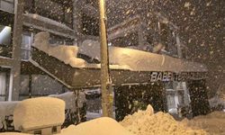 Kar yükünü taşıyamayan site giriş tacında yıkılma tehlikesi