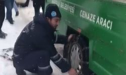 Karda mahsur kalan cenaze aracı için seferber oldular