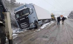 Karlı yolda, tır şarampole devrildi