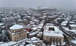 Osmanlı kenti Safranbolu'nun tarihi konakları beyaz örtüyle kaplandı