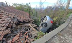 Zonguldak'ta kontrolden çıkan otomobil evin çatısına uçtu