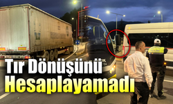 Kavşaktan dönen tır sürücüsü belediye otobüsüne sürttü