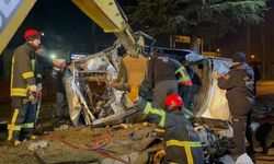 Ağaca çarpan otomobil hurdaya döndü