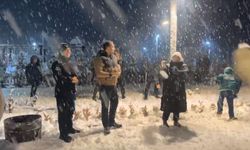 Bartın'da ilçe protokolü vatandaşlarla kartopu oynadı