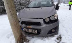 Mudurnu’da kaygan zeminde otomobiller çarpıştı