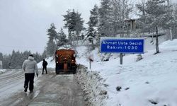 Karabük'te kar yağışıyla birlikte karayolları çalışmalarını sürdürüyor