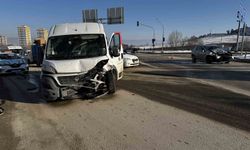 Kastamonu'da minibüs ile otomobil çarpıştı: 1 yaralı