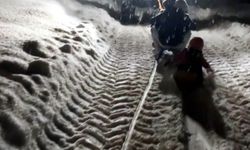 Traktöre bağlanan kızaklarla gün boyu kayak yaptılar