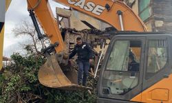 Çökme yaşanan binada yıkım öncesi bayrak kurtarıldı