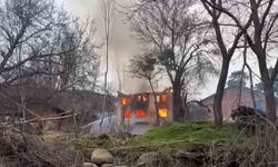Mudurnu’da iki katlı ev alevlere teslim oldu