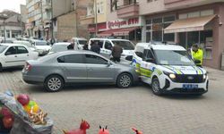 'Dur' ihtarına uymadı, ekip otosuna çarptı