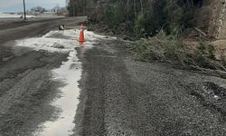 Çatalzeytin’de heyelan karayolunu ulaşıma kapattı