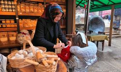 Anaokulu öğrencileri Türk bayrağı dağıttı