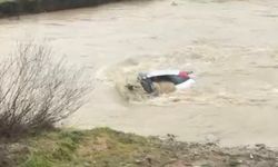 Kontrolden çıkan otomobil dere yatağına devrildi