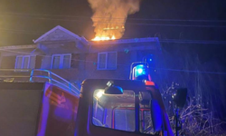 Çatı alevlere teslim oldu: Başkan yangına koştu