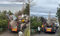 Tırdan düşen kepçe korku dolu anlar yaşattı