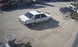 Yerde yatan köpeği ezip yoluna devam etti