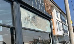 Motosikletli saldırganlar restoranı kurşunladı