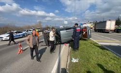 Kamyonla çarpışan otomobil takla attı: 9 yaralı