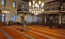 Camiler Kadın Hükümlüler Tarafından Temizleniyor