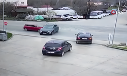 Bartın’da 3 araç birbirine girdi: Kaza anı kamerada