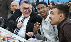 Rektör Özölçer, İftarda Öğrencilerle Bir Araya Geldi