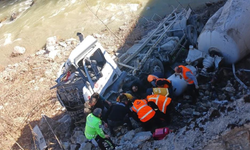 Şenpazar’da beton mikseri dere yatağına uçtu