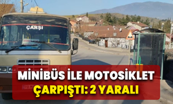 Minibüs ile motosikletin çarpıştığı kazada 2 kişi yaralandı
