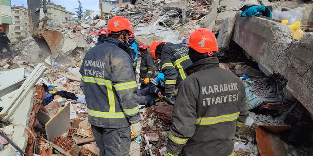 Karabük Belediyesi İtfaiye Ekipleri Kahramanmaraş'ta 5 Kişiyi Enkazdan Sağ Kurtardı