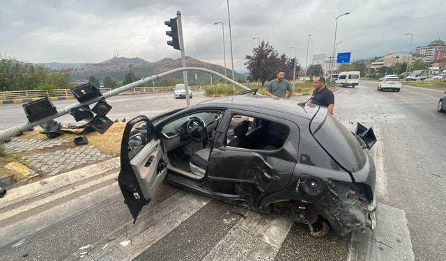 Kaza Yapan Sürücü Hastaneden Kaçtı