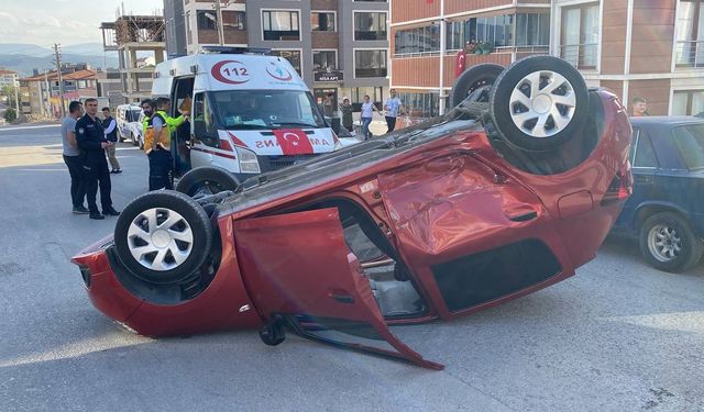 Çarpışan otomobillerden biri ters döndü: 2 yaralı