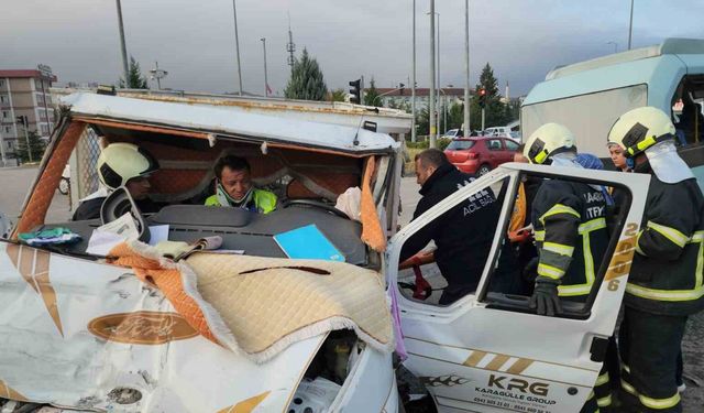 Yolcu minibüsü kamyonetle çarpıştı,11 yaralı