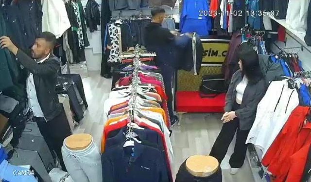 Biri mağaza çalışanını oyaladı, diğeri çaldı