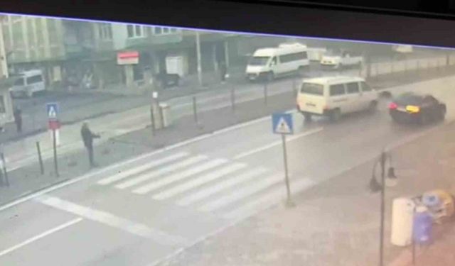 Minibüsün yayaya çarptığı anlar güvenlik kamerasına yansıdı