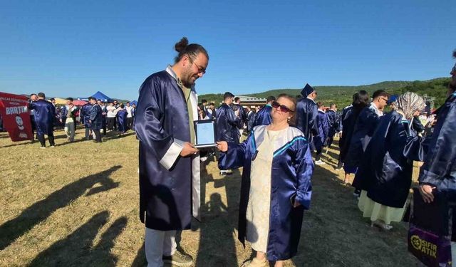 59 yaşındaki Hatice Gülbezer birincilikle üniversiteyi bitirdi