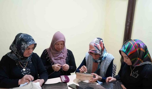 Eski köy okulunda açılan kurs kadınlara umut oldu: Hem öğreniyorlar hem para kazanıyorlar