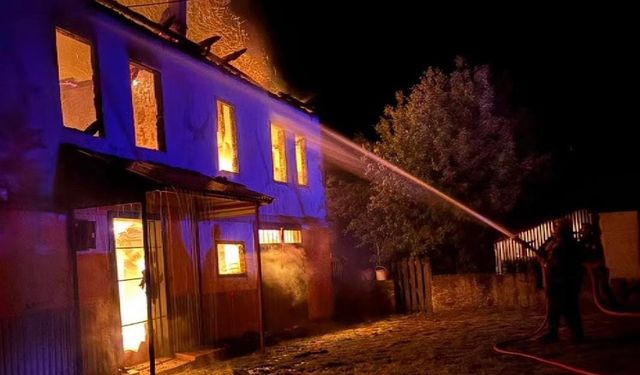 Karabük’te 2 katlı ev alevlere teslim oldu