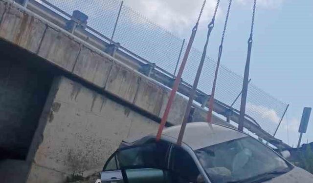 Otomobil köprüden uçtu: 2 yaralı