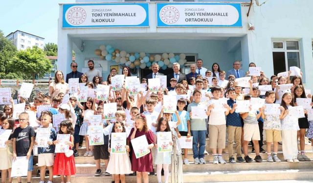 Vali Hacıbektaşoğlu öğrencilere karnelerini verdi