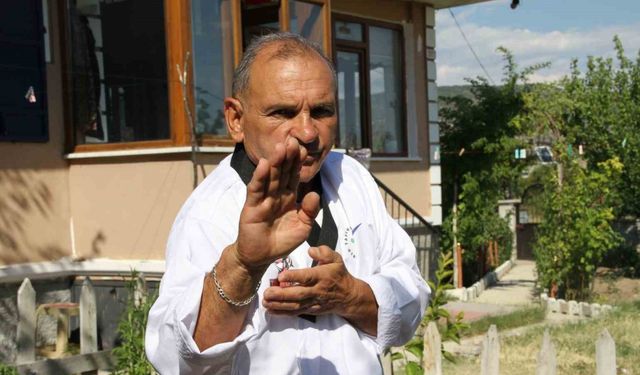 65 yaşındaki taekwondocu hareketleriyle gençlere taş çıkartıyor