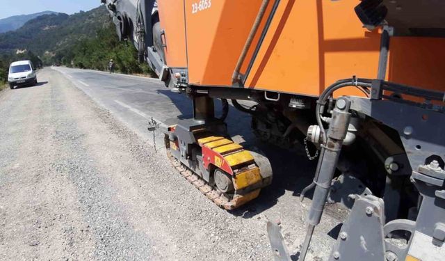 Mudurnu-Akyazı kara yolunda sıcak havaya rağmen asfalt mesaisi