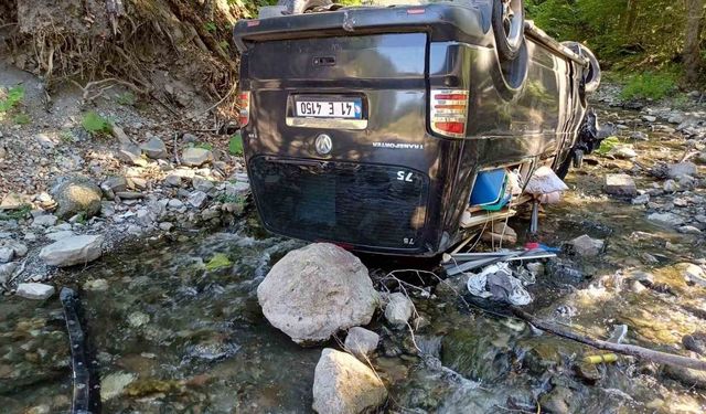 Panelvan araç dereye uçtu: Tatil için Bolu’ya gelen çift ölümden döndü