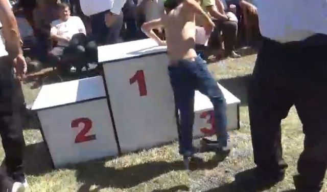 Yayla bayramında güreşte birinci olan minik sporcu kürsüye çıkarken ayakkabılarını çıkardı