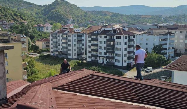 Çatıya Çıkan Şahıs 3 Saatlik Çabanın Ardından Kurtarıldı