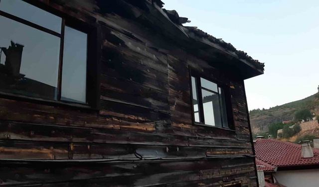Bolu’da 3 katlı evin çatı katında çıkan yangın söndürüldü